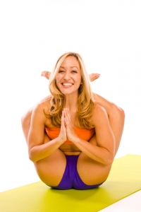Portrait de Kino Mac Gregor qui enseigne le Yoga partout dans le monde