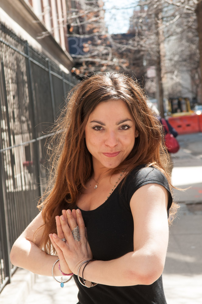 Découvrez le yoga jivamukti : interview de Carol Issa