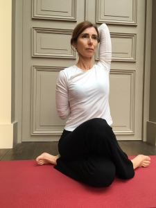 posture-tete-de-vache-yoga-yael-bloch