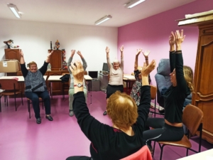 Séance de yoga en résidence Autonomie : étirement des bras vers le ciel